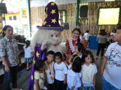 Eldar the Wizard and the Princess pose with several students.