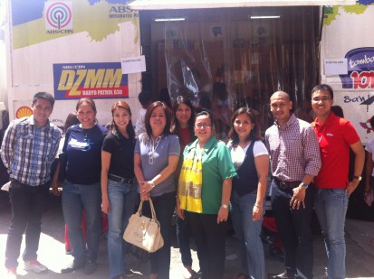 L-R: Radyo Patrol #46 Johnson Manabat, Dr. Luisa Puyat, DZMM Station Manager Marah Faner Capuyan, ABS-CBN Senior Vice President for News and Current Affairs Ging Reyes, Dra. Anna Vida, Pasong Tamo Elementary School Principal Virginia Calosing, and Amcy Esteban, Jerome Intia, and Jake Rivera of the Teach for the Philippines Team.