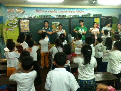 DLSU Rotaract leads Grade III-Magalang in an activity.