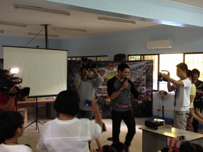 Gerald Anderson hosts a trivia game for the Kamuning Elementary School students.