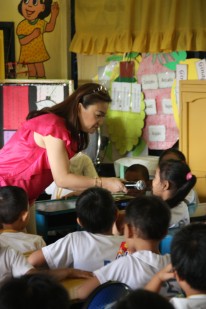 ABS-CBN and DZMM on-air personality Winnie Cordero interacts with Grade 1 students at General Roxas Elementary School. 