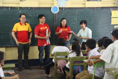 Teacher Mary introduces DHL Express Marketing Manager Hope Atienza, DHL Global Multichannel and National Sales Manager Neil Cabreira and DHL Makati Service Center Manager Ronald Benebe to her students and those of Teachers Ada and Christine.