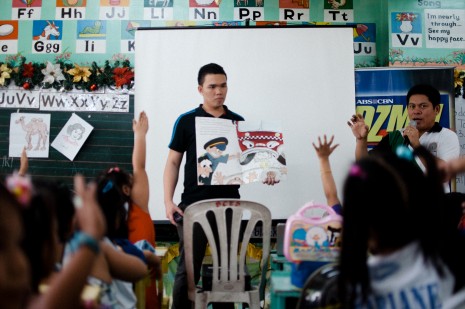 DZMM on-air personality David Oro reads "Ang Kaskaserong" Bus to Grade 1-Ilang-Ilang.