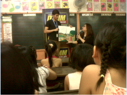 (DZMM radio personality Kaye Dacer came to read a story to a group of children at Krus na LIgas Elementary School last April 11, 2014)