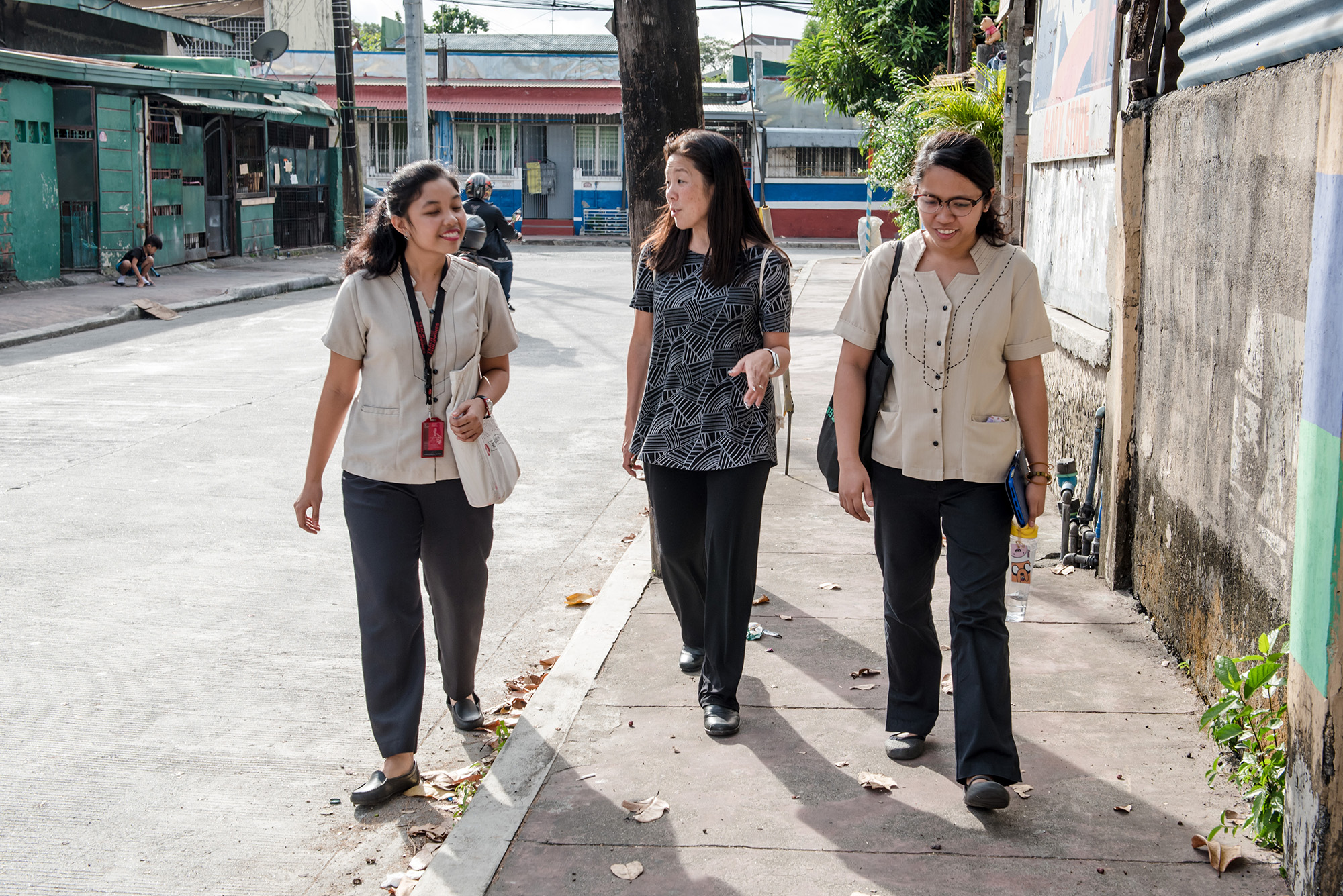 Teach For America – Hawai’i Executive Director Jill Murakami-Baldemor with 2018 Marikina City Teacher Fellows Jen Clemente and Edz Lebrino on their to a student’s house near Concepcion Elementary School