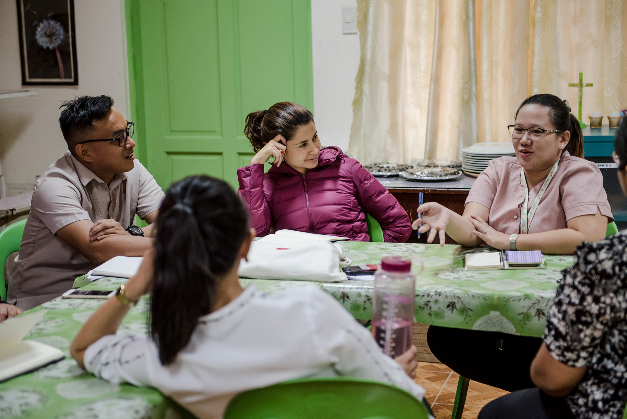 Ense?a por Colombia CEO, Margarita Saenz (Center), listening in as Teach for the Philippines Teacher Fellow Christian Cristobal (’17-Navotas) (Left) and Teacher Leader JM Iglesia (’18-Navotas) (Right) describe the Navotas school community context