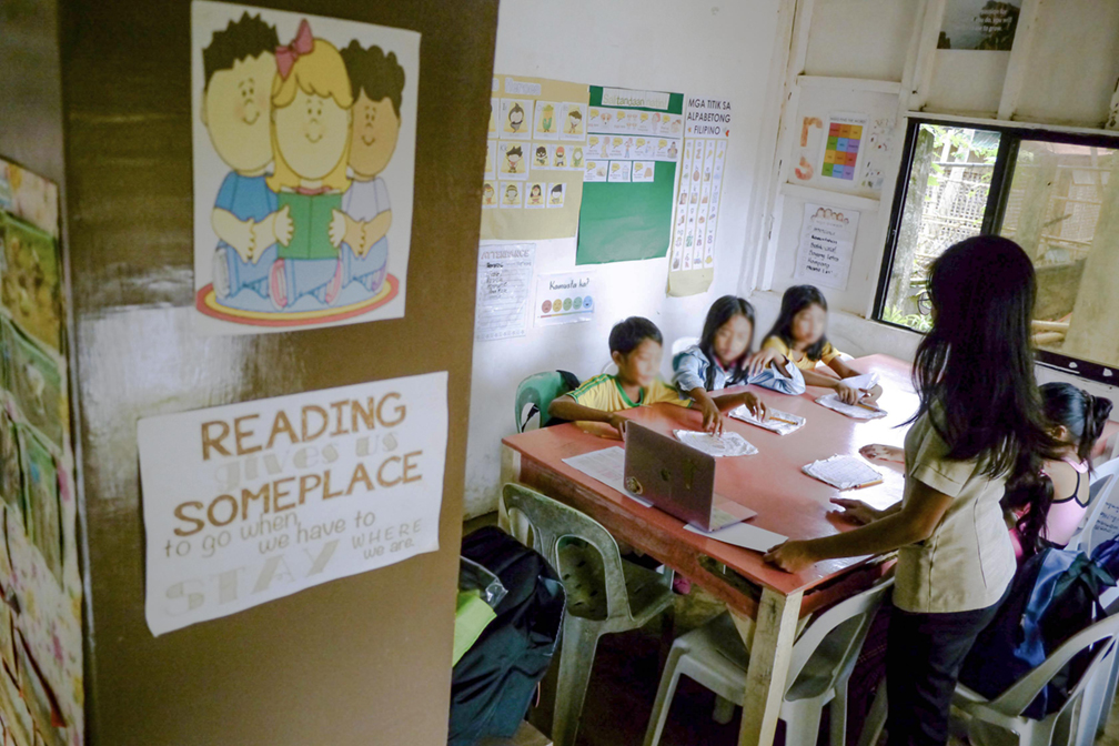 Students from Teach for the Philippines placement school in Bacjawan Sur, Concepcion, Iloilo particpate in the Reading Remedial Program.